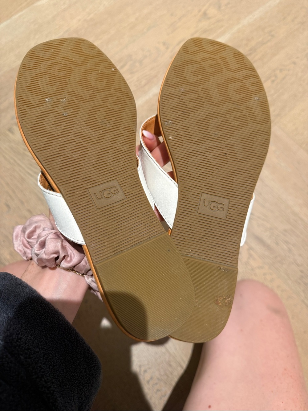 UGG Women’s Leather White Strap Tan Footbed Flip Flop Sandals - Picture 8 of 8